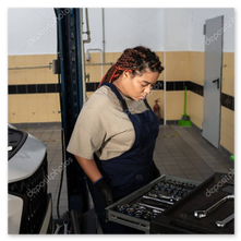 Técnico realizando manutenção em motor elétrico