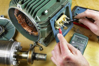 Técnico realizando manutenção em motor elétrico industrial