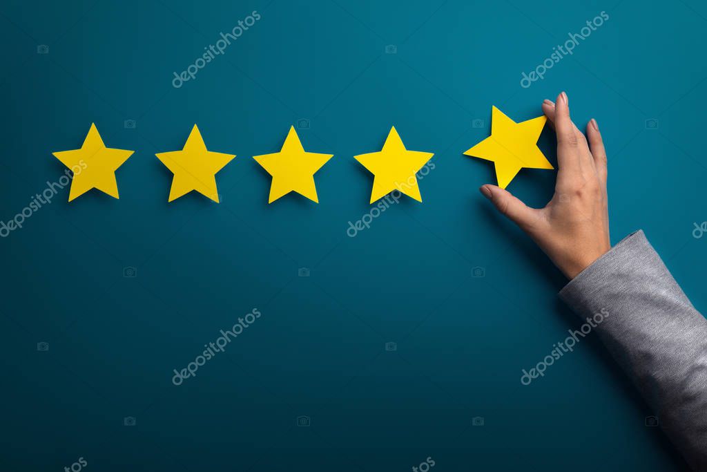 Aperto de mão entre técnico e cliente industrial