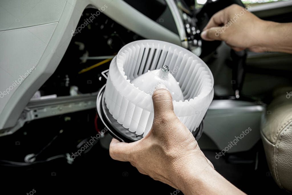 Rolamentos novos ao lado de motor elétrico