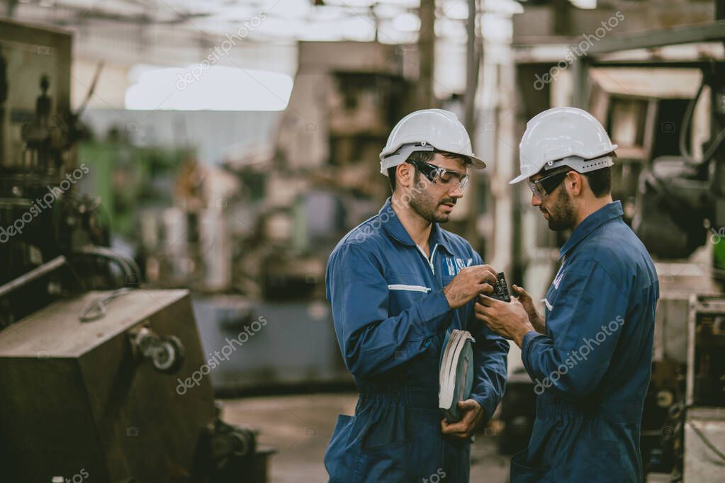 Equipe técnica de manutenção em ambiente industrial