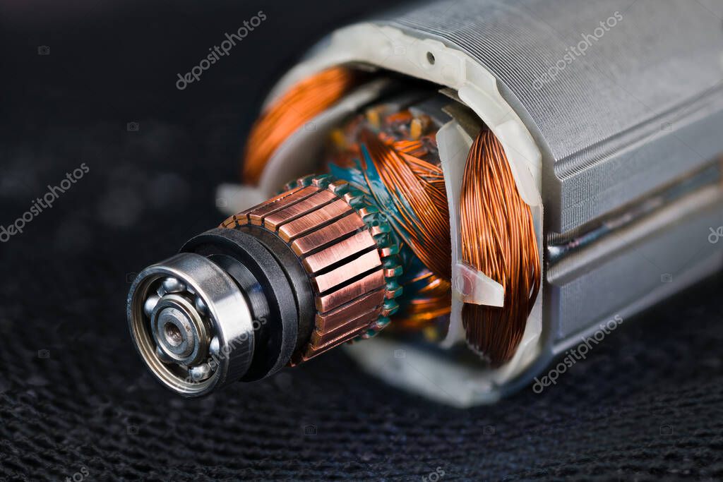 Bobinagem de motor elétrico com cobre novo instalada e envernizada