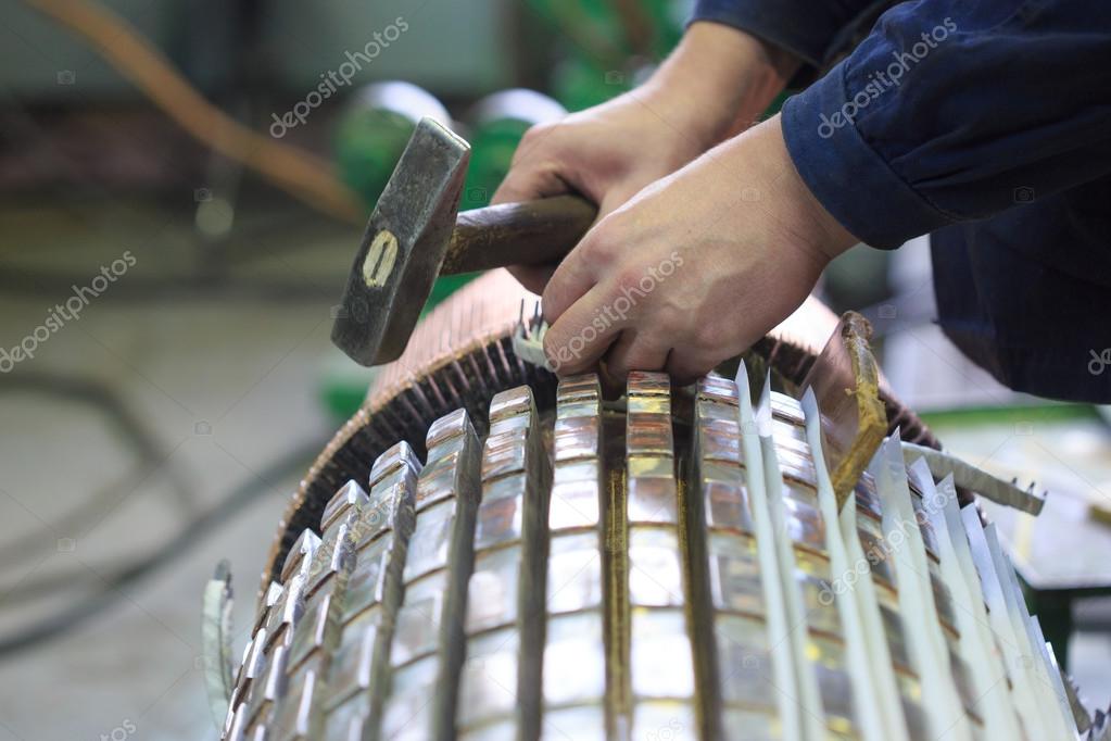 Motor elétrico industrial antes e depois de rebobinamento completo